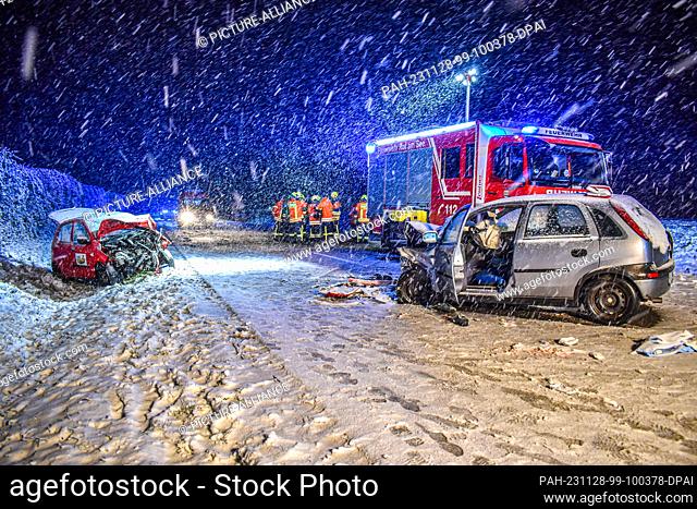 dpatop - 27 November 2023, Baden-Württemberg, Blaufelden: Two cars involved in an accident are parked on the B290 federal highway near Blaufelden