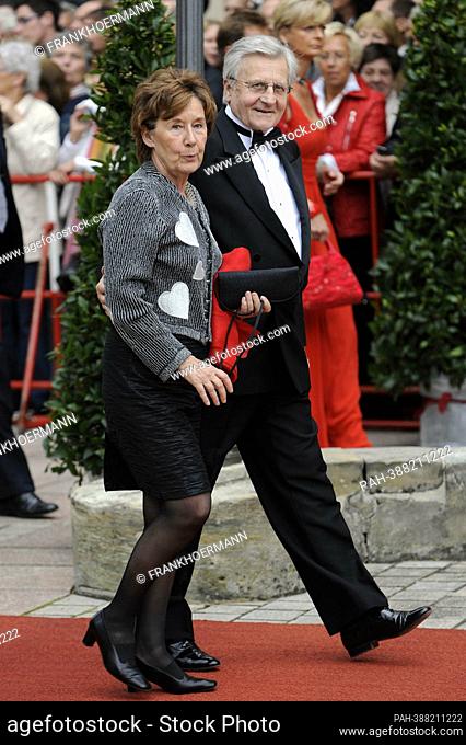 ARCHIVE PHOTO: Jean Claude TRICHET turns 80 on December 20, 2022, , Jean Clauder TRICHET (FRA), ECB President, with wife Aline Rybalka, full figure