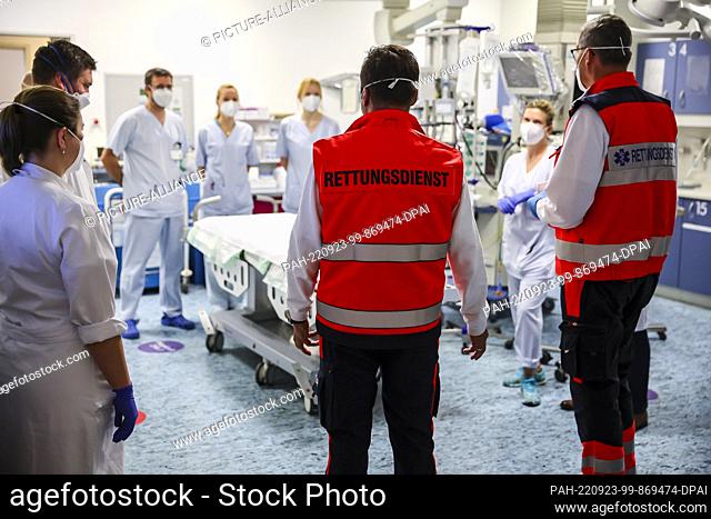 23 September 2022, Saxony, Leipzig: The shock room team in the emergency room of Leipzig University Hospital discusses the procedures for the arrival of a...
