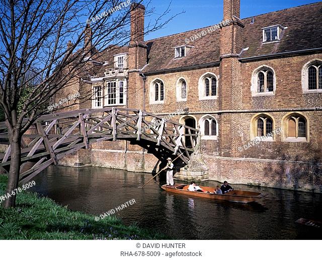 Mathematical Bridge, Queens College and punt, Cambridge, Cambridgeshire, England, United Kingdom, Europe