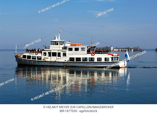 Ferry on Lake Chiemsee, Frauenchiemsee island, also know as Fraueninsel island at the back, Chiemsee, Upper Bavaria, Germany, Europe