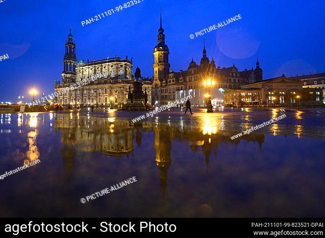01 November 2021, Saxony, Dresden: The paving stones on Theaterplatz in front of the Hofkirche (l-r), the equestrian statue of King Johann, the Hausmannsturm