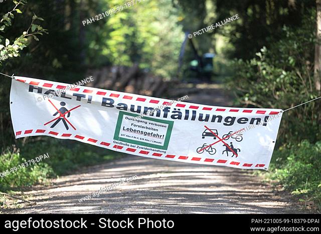 05 October 2022, Baden-Württemberg, Herbertingen: A banner with the inscription ""HALT! Baumfällungen!"" hangs on an access to a forest area during a press...