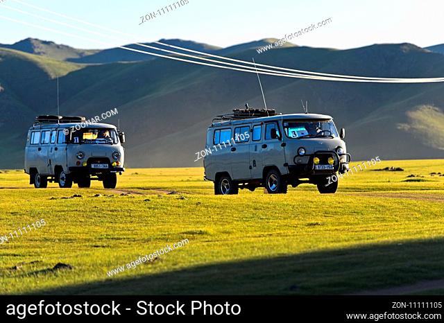 UAZ Touristenbusse fahren durch die Steppe, Orchon-Tal, Mongolei / UAZ minibus for tourists drving in the Mongoloan steppe, Orkhon Valley, Mongolia
