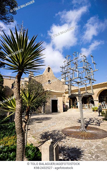 Creu de les Creus, Una escultura realizada por el artista Jaume Falconer y el herrero Toni Sastre, jugando con la idea del árbol de la ciencia de Ramon Llull