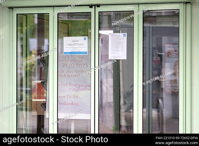 10 October 2022, Baden-Württemberg, Ludwigsburg: A sign in the entrance area of the Hoheneck spa indicates the temporary closure of the spa due to energy-saving...