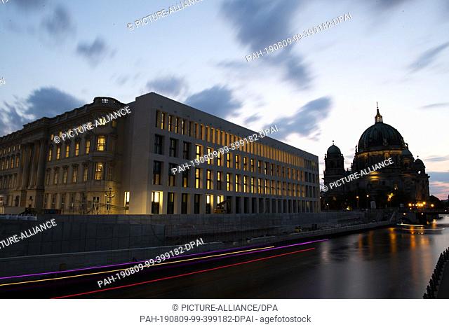 08 August 2019, Berlin: Traces of ships passing by can be seen in front of the Humboldt Forum (l) and the Berlin Cathedral. Photo: Paul Zinken/dpa