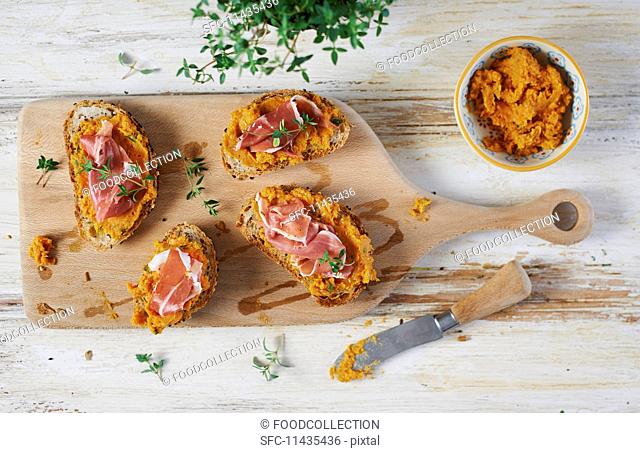 Open sandwiches topped with Parma ham, sweet potato paste and thyme