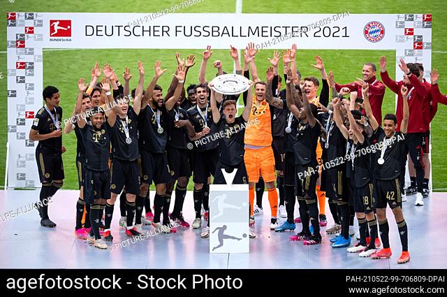 22 May 2021, Bavaria, Munich: Football: Bundesliga, FC Bayern München - FC Augsburg, Matchday 34 at Allianz Arena. Joshua Kimmich and the Munich team celebrate...