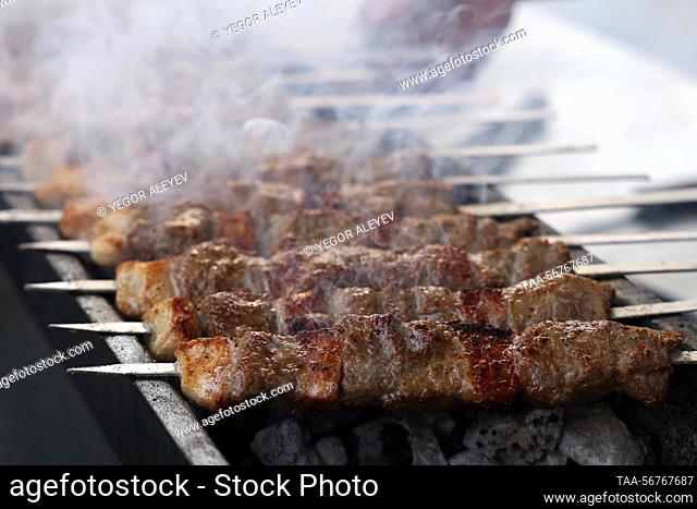 Uzbekistan. Shashlik is grilled. Yegor Aleyev/TASS