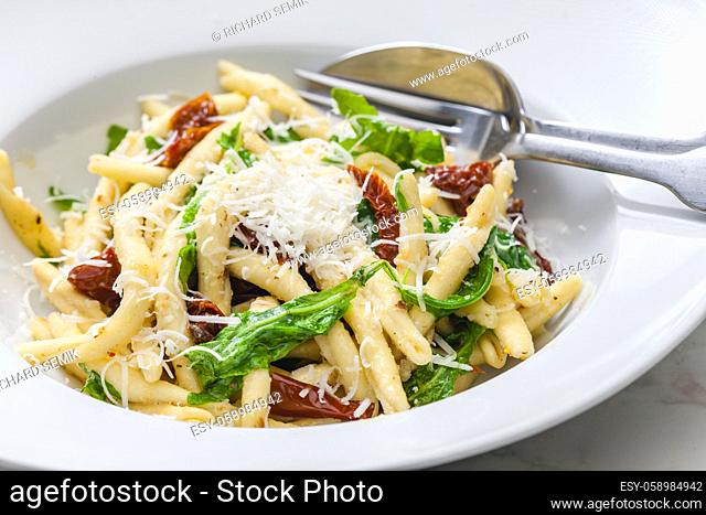 pasta with dry tomatoes and spinach