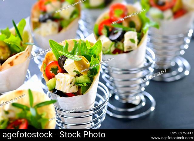 Mini-Wraps gefüllt mit griechischem Bauernsalat mit Feta und Oliven - Mini tortillas stuffed with Greek farmers salad with feta cheese and olives