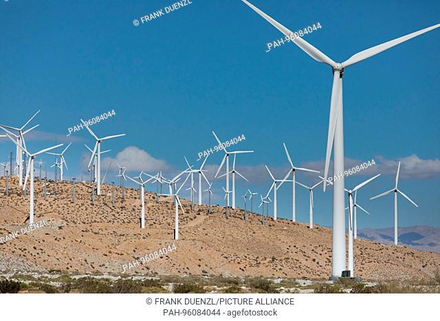 Countless wind turbines at the San Gorgonio Pass Wind Farm delivering 615 MW, in September 2017. | usage worldwide. - Whitewater/Kalifornien/United States of...