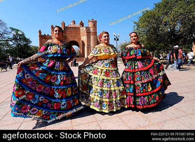 20 January 2022, Mexico, Chiapa de Corzo: Dancers called parachicos and chiapanecas parade through the streets of Chiapa de Corzo