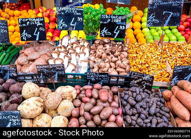 Pilze, Kartoffeln und Früchte zum Verkauf auf einem Markt