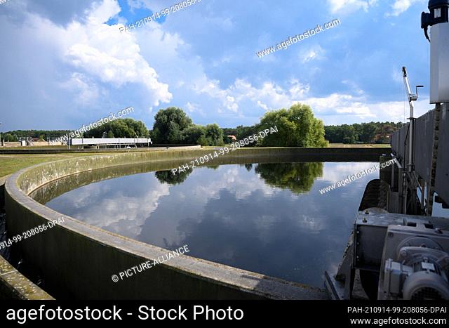 10 September 2021, Brandenburg, Brandenburg/Havel: Water is purified in secondary clarifier 2 on the site of the Briest sewage treatment plant operated by...