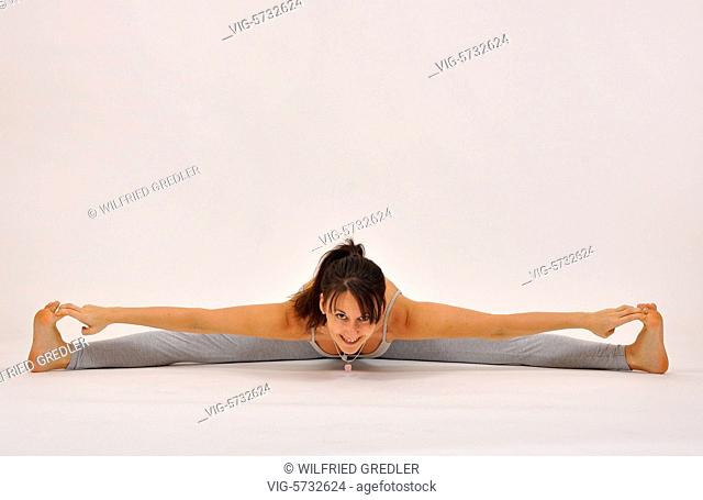 Sitzende Winkelposition, Upavishta Konasana, Yoga Übung, Studioaufnahme, Frau, streckt die Kniesehnen, öffnet Leisten und Hüften, Geburtserleichterung