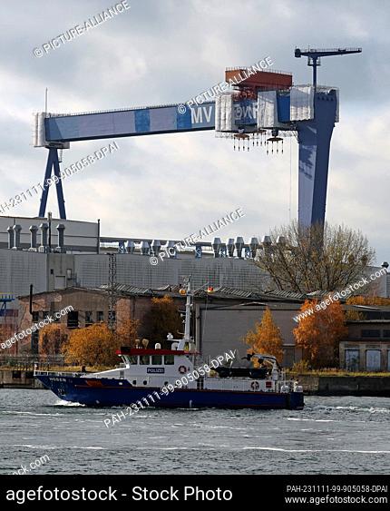 PRODUCTION - 07 November 2023, Mecklenburg-Western Pomerania, Rostock-Warnemünde: Scaffolding and cladding can be seen on the Warnowwerft gantry crane