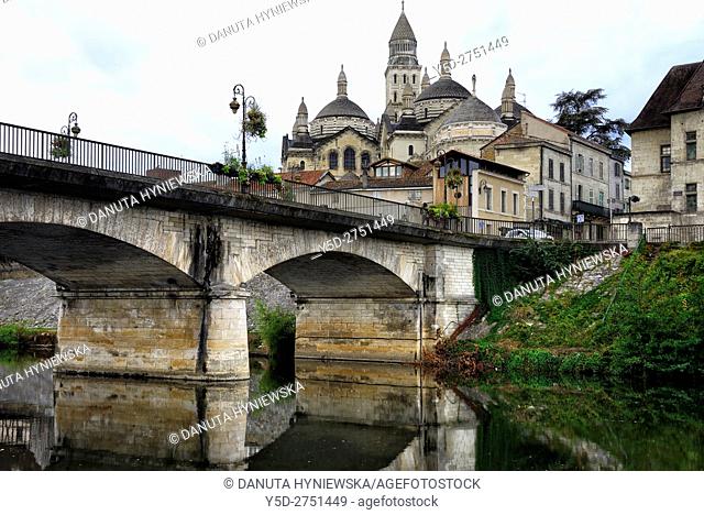 old town of Périgueux, in front bridge over Isle River, Saint-Front Cathedral in background, World Heritage Sites of the Routes of Santiago de Compostela in...