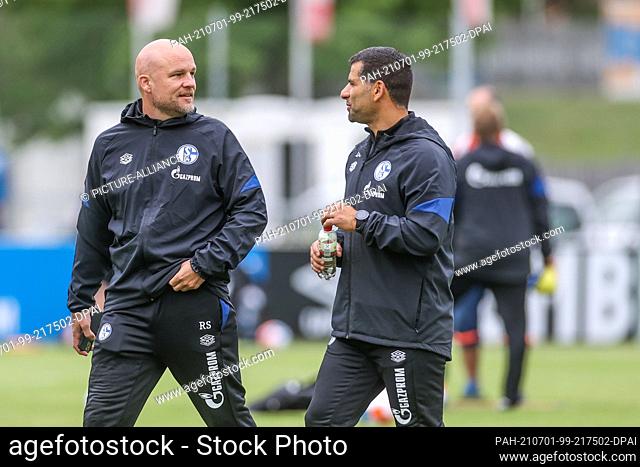 30 June 2021, Austria, Mittersill: Football, 2nd Bundesliga, FC Schalke 04 training camp: Schalke's sports director Rouven Schröder (l) together with Schalke's...