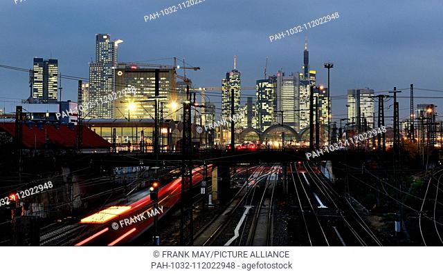 View on central station with skyline, Germany, city of Frankfurt, 20. November 2018. Photo: Frank May | usage worldwide. - Frankfurt am Main/Hessen/Germany