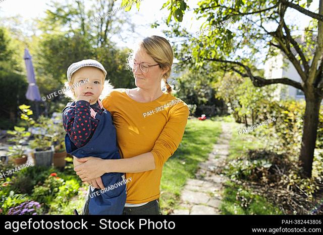 Portrait of a mother with child. Copyright: Ute Grabowsky/photothek.de || Model release available. - Bonn/Deutschland