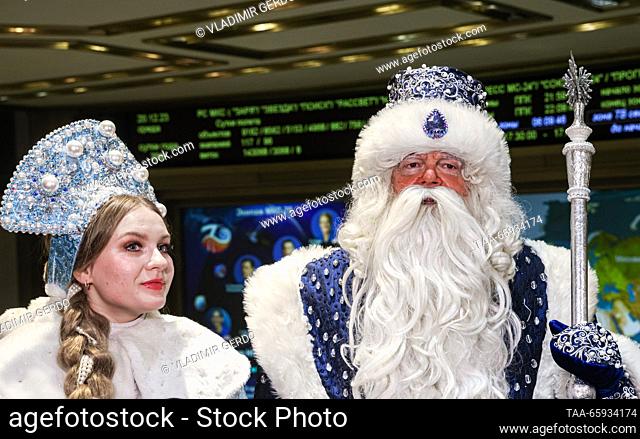 RUSSIA, MOSCOW REGION - 20 de diciembre de 2023: Snow Maiden y dFather Frost de Veliky Ustyug hablan con la tripulación rusa durante una videollamada entre la...