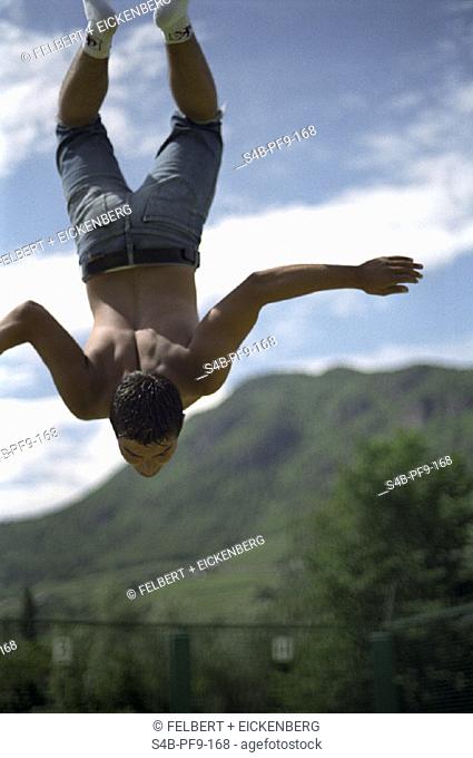 Athletischer junger Mann springt kopfueber - Sport | Athletic Young Man Jumps Headlong - Sports | fully-released