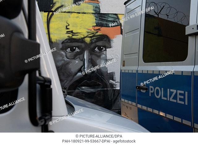 21 September 2018, Berlin: Craftsmen paint over the mural of the murdered habitual offender Nidal R. at Tempelhofer Feld. Nidal R