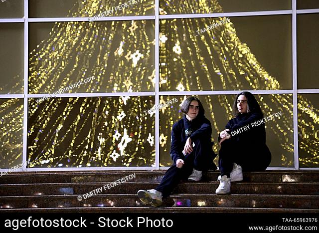 RUSSIA, SOCHI - 21 de diciembre de 2023: Los jóvenes admiran las decoraciones de Navidad en Flag Square. Dmitry Feoktistov/TASS