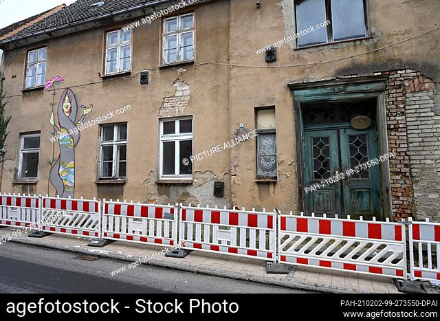 01 February 2021, Mecklenburg-Western Pomerania, Loitz: Empty houses stand in the town centre of Loitz in the district of Vorpommern-Greifswald