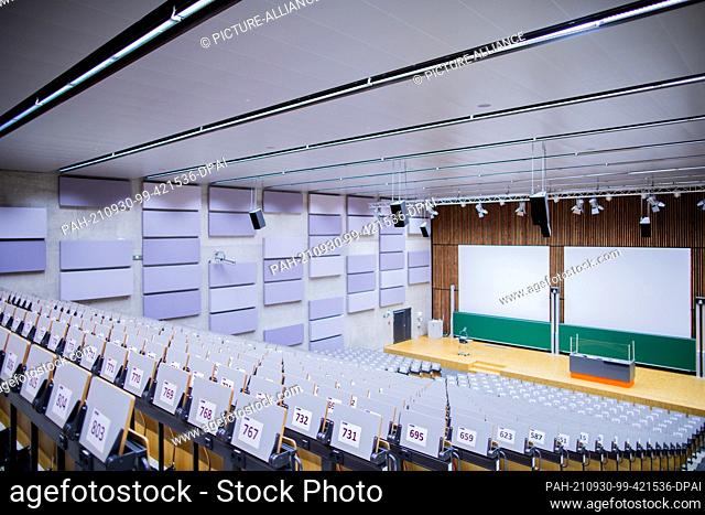 29 September 2021, North Rhine-Westphalia, Duisburg: View into a lecture hall at the University of Duisburg-Essen with numbered seats