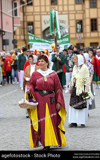 18 March 2023, Saxony-Anhalt, Wörlitz: Participants in historical costumes at the parade for the Spring Awakening in Wörlitz