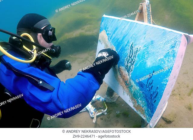 Underwater artist Yuriy Alexeev (Yuri Alekseev) paints a picture under water. Lake Baikal, Listvyanka, Irkutsky District, Irkutsk Oblast, Siberia, Russia