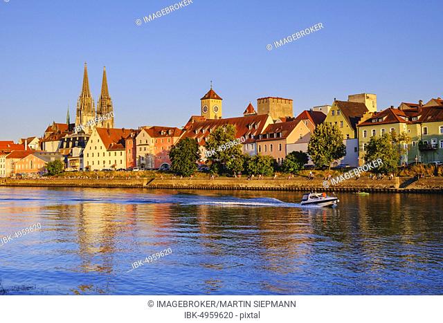Donau-Ufer an der Weinlände with Cathedral and Town Hall Tower, Regensburg, Upper Palatinate, Bavaria, Germany, Europe