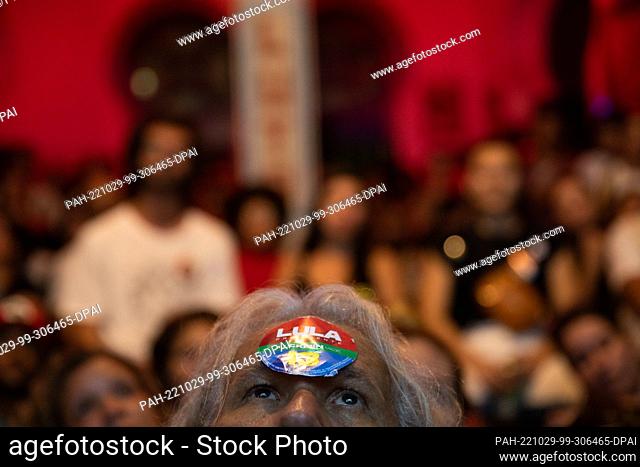 28 October 2022, Brazil, Rio de Janeiro: A supporter of presidential candidate Da Silva wears a ""Lula"" sticker on his forehead while watching the latest TV...