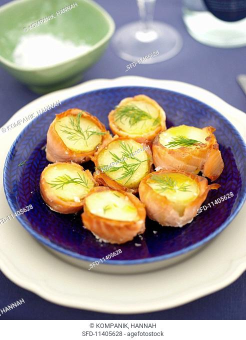 Baked potatoes with dill, wrapped in salmon for a beach picnic