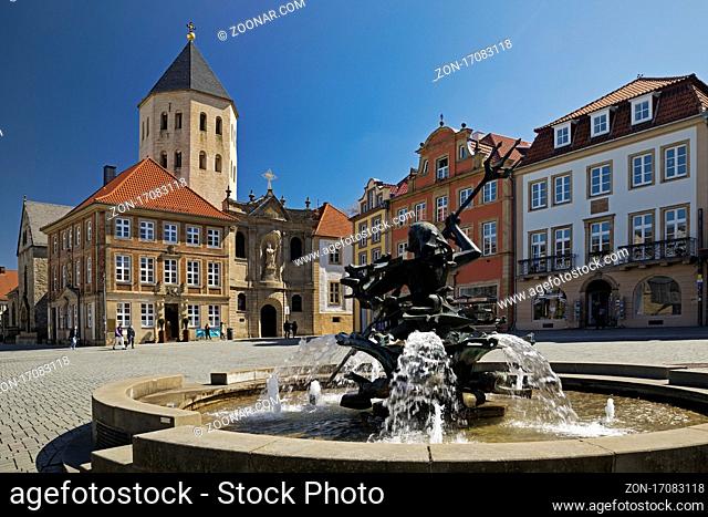 Markt mit Gaukirche Sankt Ulrich und Neptun-Brunnen, Paderborn, Ostwestfalen-Lippe, Nordrhein-Westfalen, Deutschland, Europa