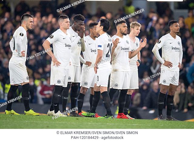 The Frankfurt players are disappointed during the penalty shootout, disappointed, disappointment, disappointment, sad, frustratedriert, frustrated, vortexed