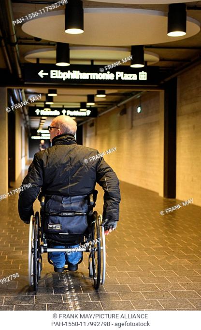 A wheelchair user in the city, Germany, city of Hamburg, 05. March 2019. Photo: Frank May (model released) | usage worldwide