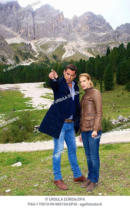 Actors Chiara Schoras (as investigator Sonja Schwarz) and Tobias Oertel (as her colleague Matteo Zanchetti), photographed during a break of the shooting of the...