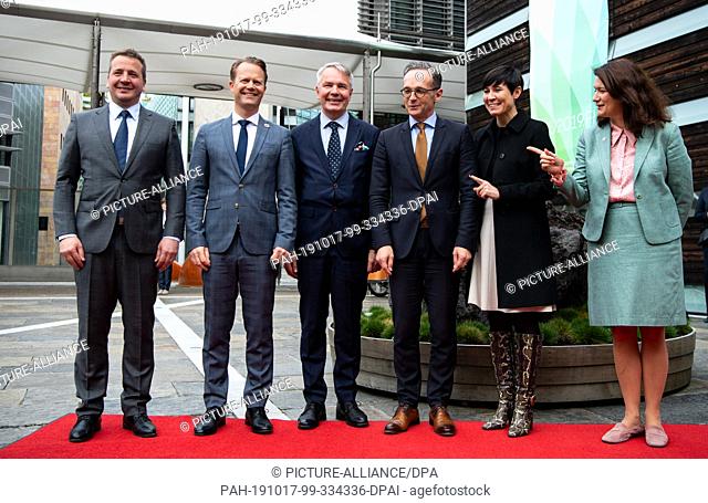 17 October 2019, Berlin: Heiko Maas (4th from left, SPD), Foreign Minister, is welcomed by the Foreign Ministers of the Nordic countries (l-r)