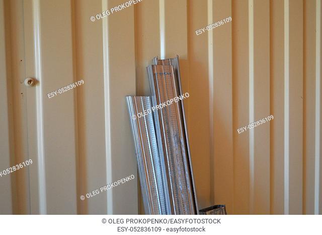 Installation of a metal profile for drywall