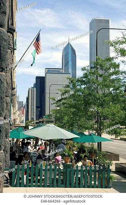 Outdoor café, Michigan Avenue, Chicago, Illinois, USA