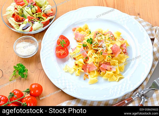 Deftige österreichische Küche: Schinkenfleckerln mit den typischen Fleckerlnudeln, dazu ein kleiner Salat mit Steirischem Kernöl - Austrian cuisine: Special ham...