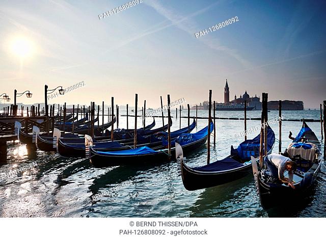 08.05.2019, Italien, Venedig: Gondeln liegen in der Nähe des Marktplatz im Wasser an einem Steg. | usage worldwide. - Venedig/Venetien/Italy