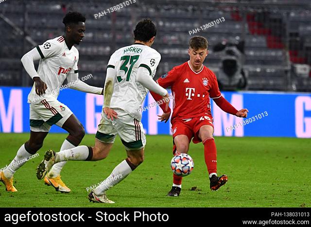 Angelo STILLER (FC Bayern Munich) action, duels versus Stanislav Magkeev (Moscow) and Eder (Moscow). FC Bayern Munich-Lokomotiv Moscow 2-0