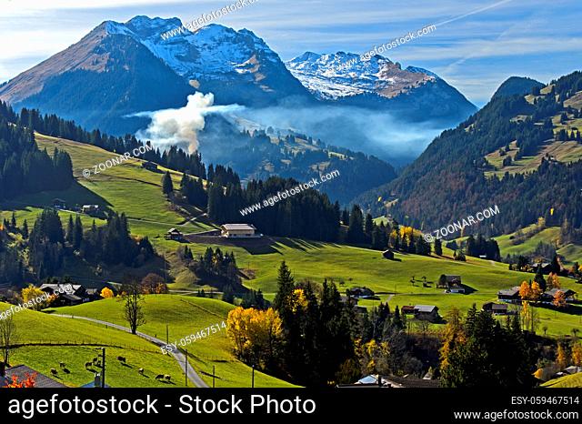 Rauch der Herbstfeuer im Berner Oberland bei Gstaad, Schweiz / Smoke of fall fires in the Bernese Oberlandthe near Gstaad, Bernese Oberland, Switzerland
