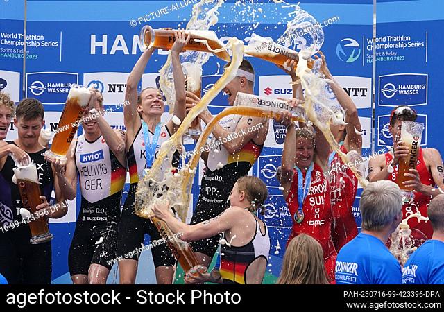 16 July 2023, Hamburg: Triathlon: ITU World Triathlon Series/World Championship, Mixed. The new team world champions from Team Germany Tim Hellwig (3rd from...