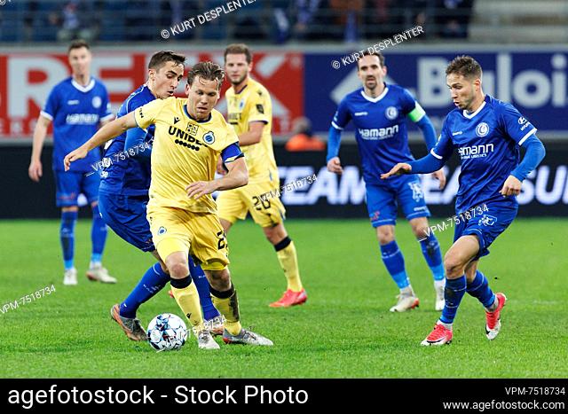 Gent's Julien De Sart and Gent's Andrew Hjulsager fight for the ball during a soccer game between KAA Gent and Club Brugge KV